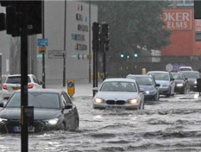 英国遭遇极端天气 洪水造成交通中断