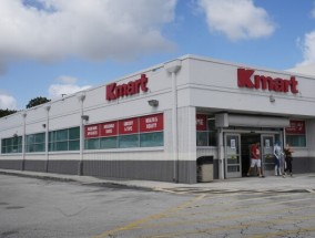 在迈阿密郊区的一个购物中心，凯马特（Kmart）最后一家“蓝光特价”店在闪烁