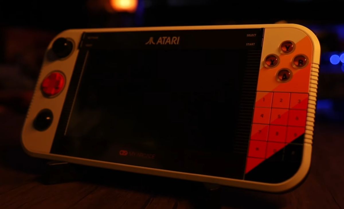 雅达利将在 CES 2025 推出 Atari Gamestation Go 掌机：配备轨迹球、数字键盘